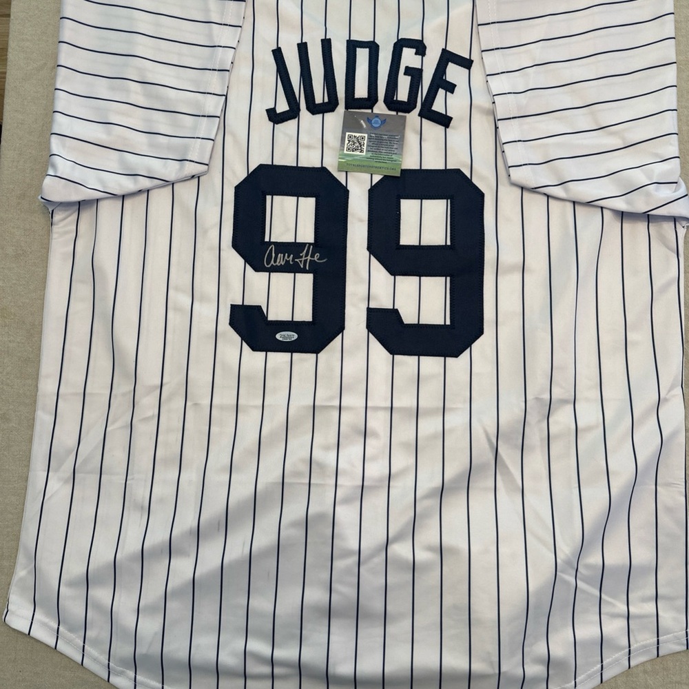 Autographed Aaron judge jersey size XL with COA